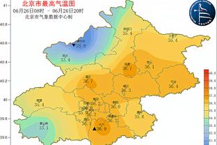 吉林主场球迷不满裁判判罚 朝场内扔水瓶抗议